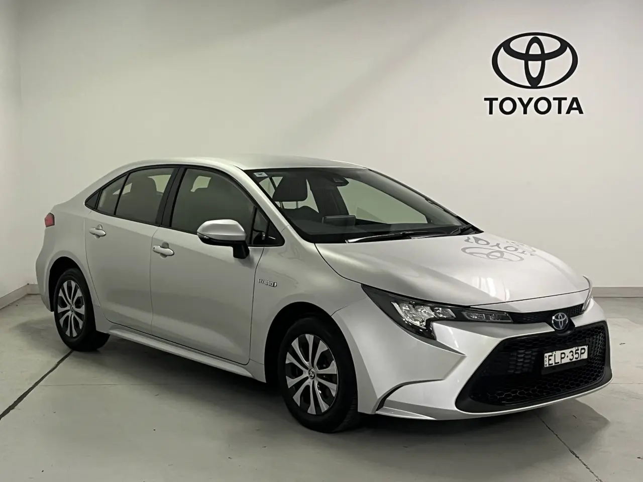 2020 Toyota Corolla Sedan Hybrid Gallery Image 2