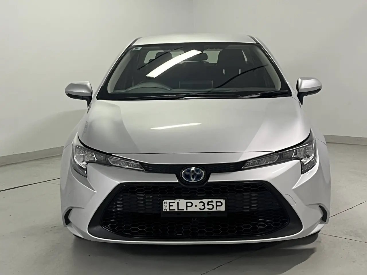 2020 Toyota Corolla Sedan Hybrid Gallery Image 3