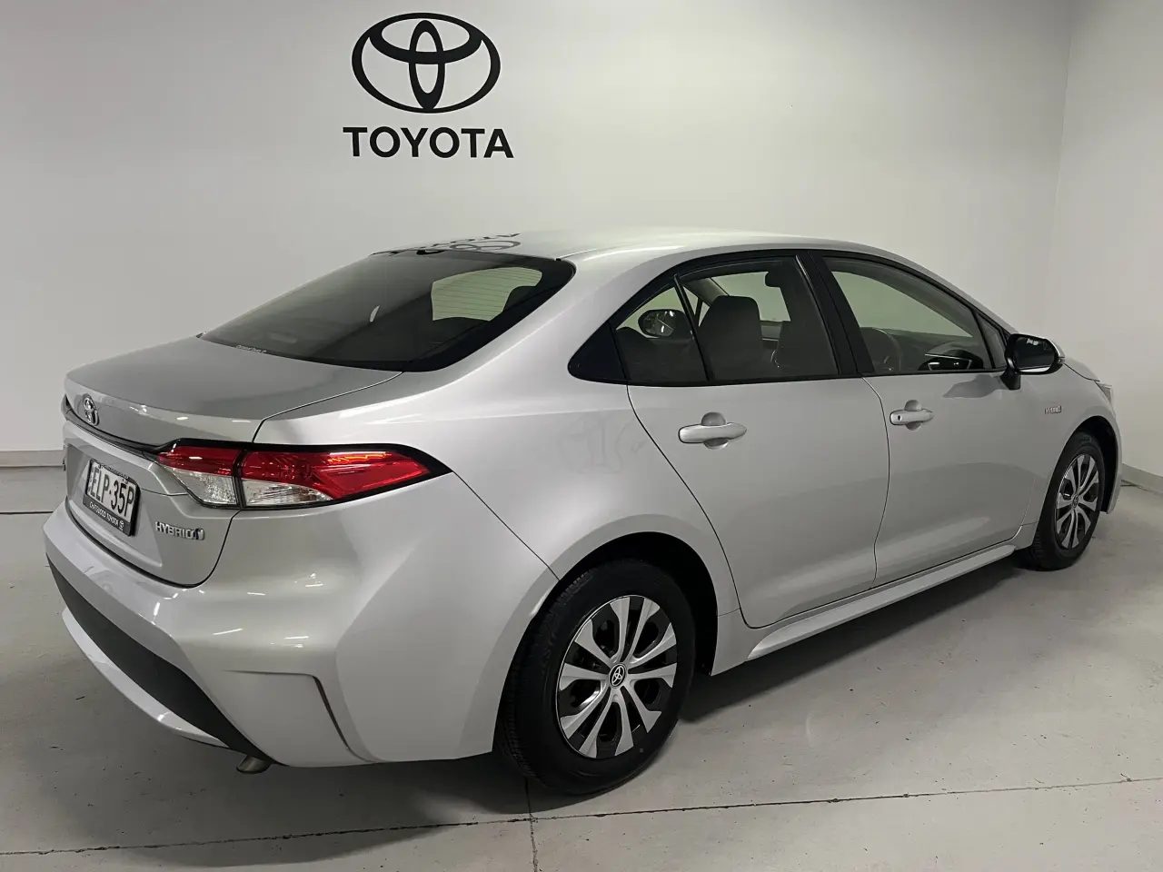 2020 Toyota Corolla Sedan Hybrid Gallery Image 5