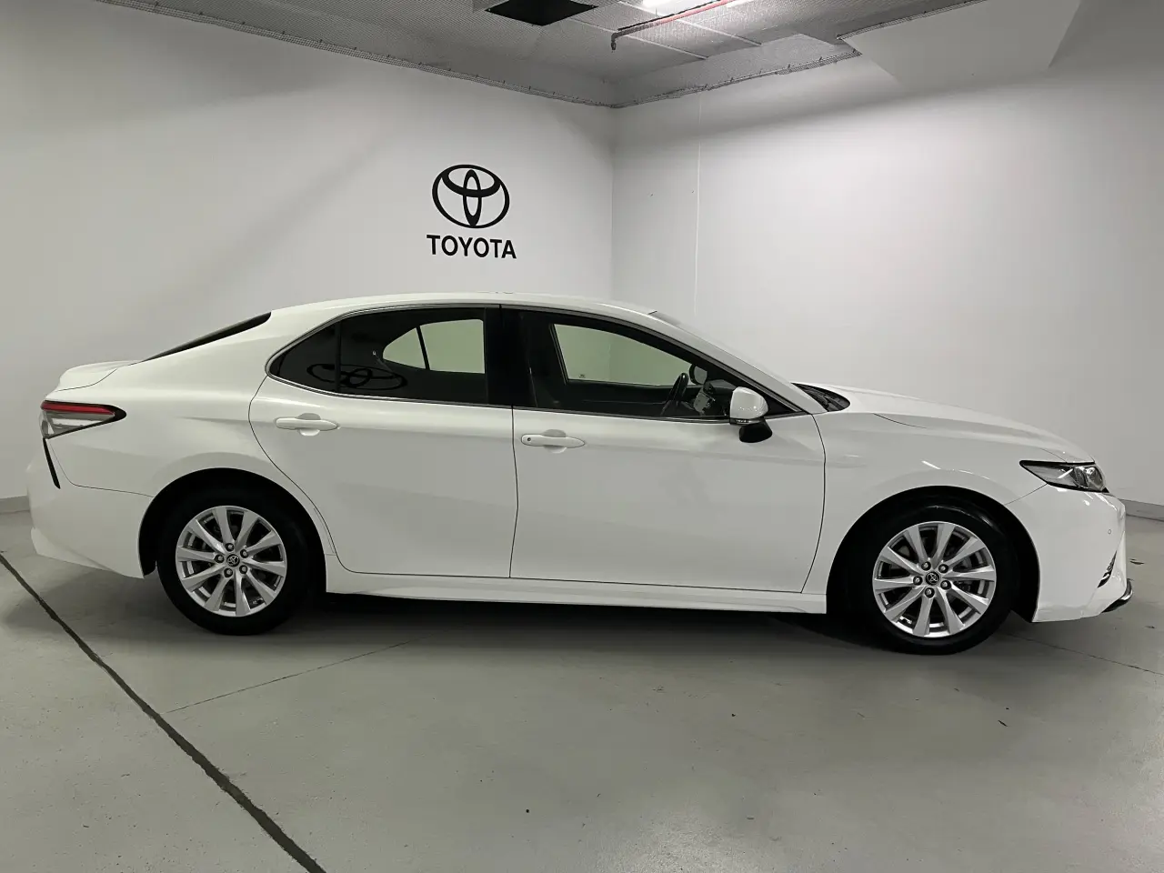 2018 TOYOTA CAMRY Gallery Image 4