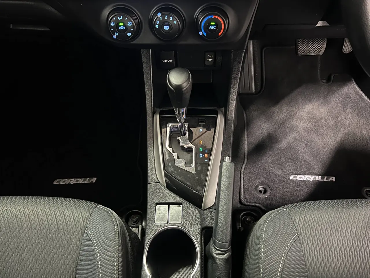 2015 TOYOTA COROLLA Gallery Image 19
