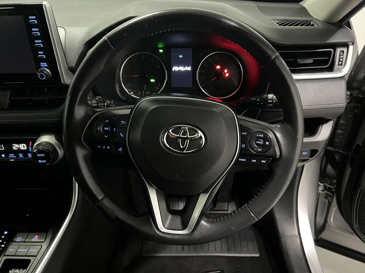 2019 TOYOTA RAV4 Gallery Image 17