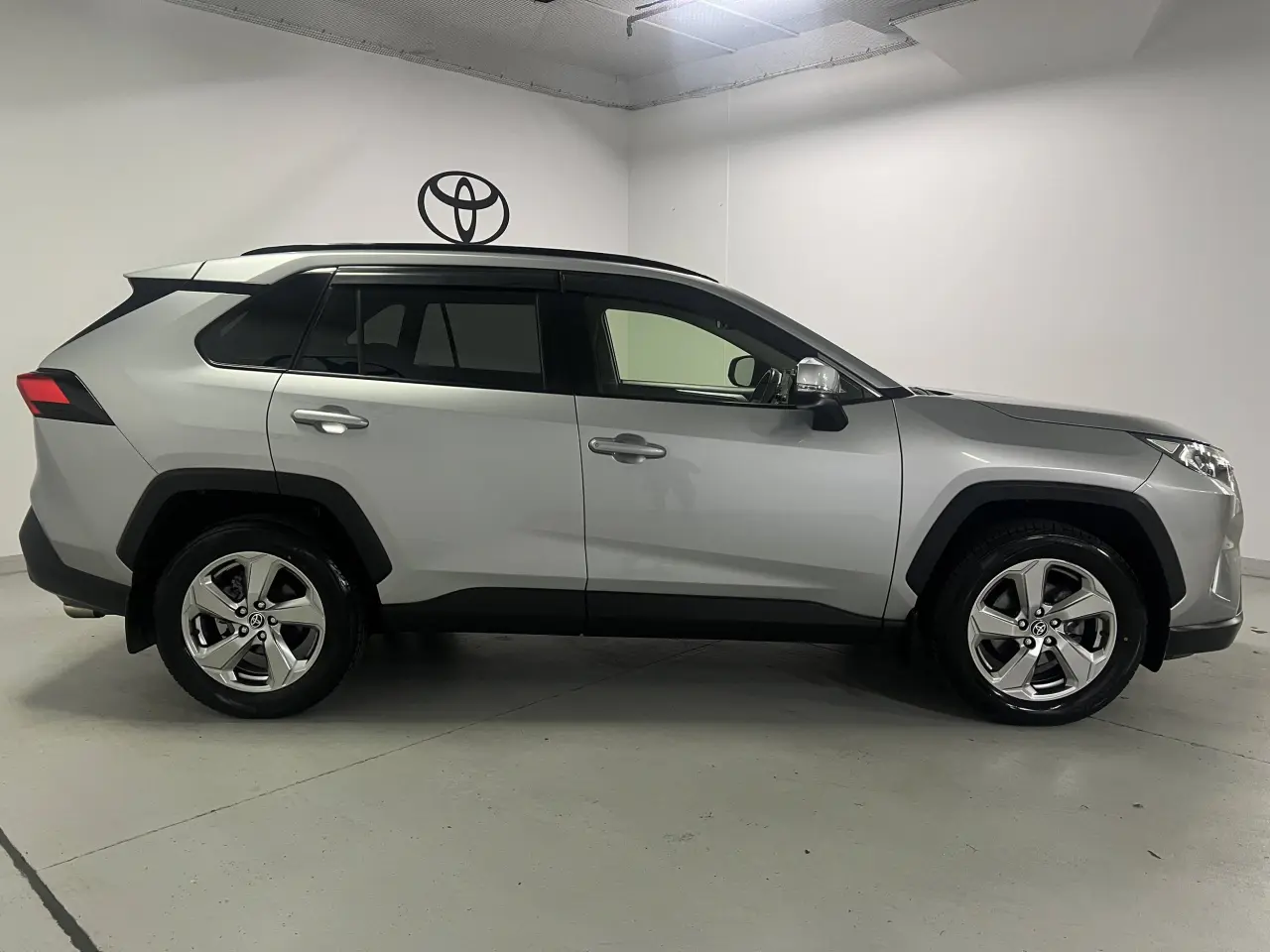 2019 TOYOTA RAV4 Gallery Image 4