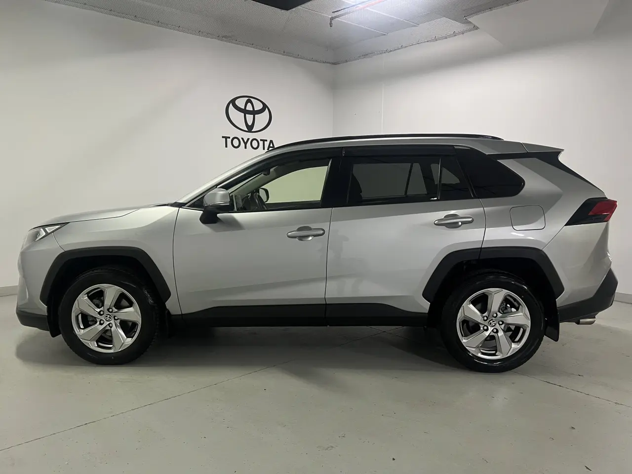 2019 TOYOTA RAV4 Gallery Image 9