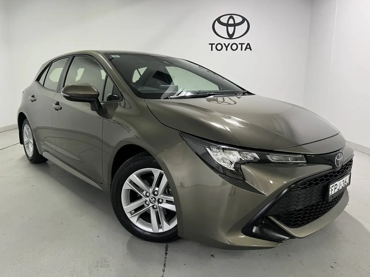 2019 TOYOTA COROLLA Gallery Image 1