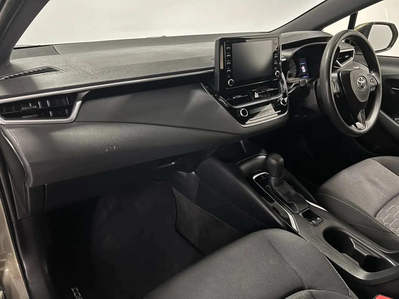 2019 TOYOTA COROLLA Gallery Image 15