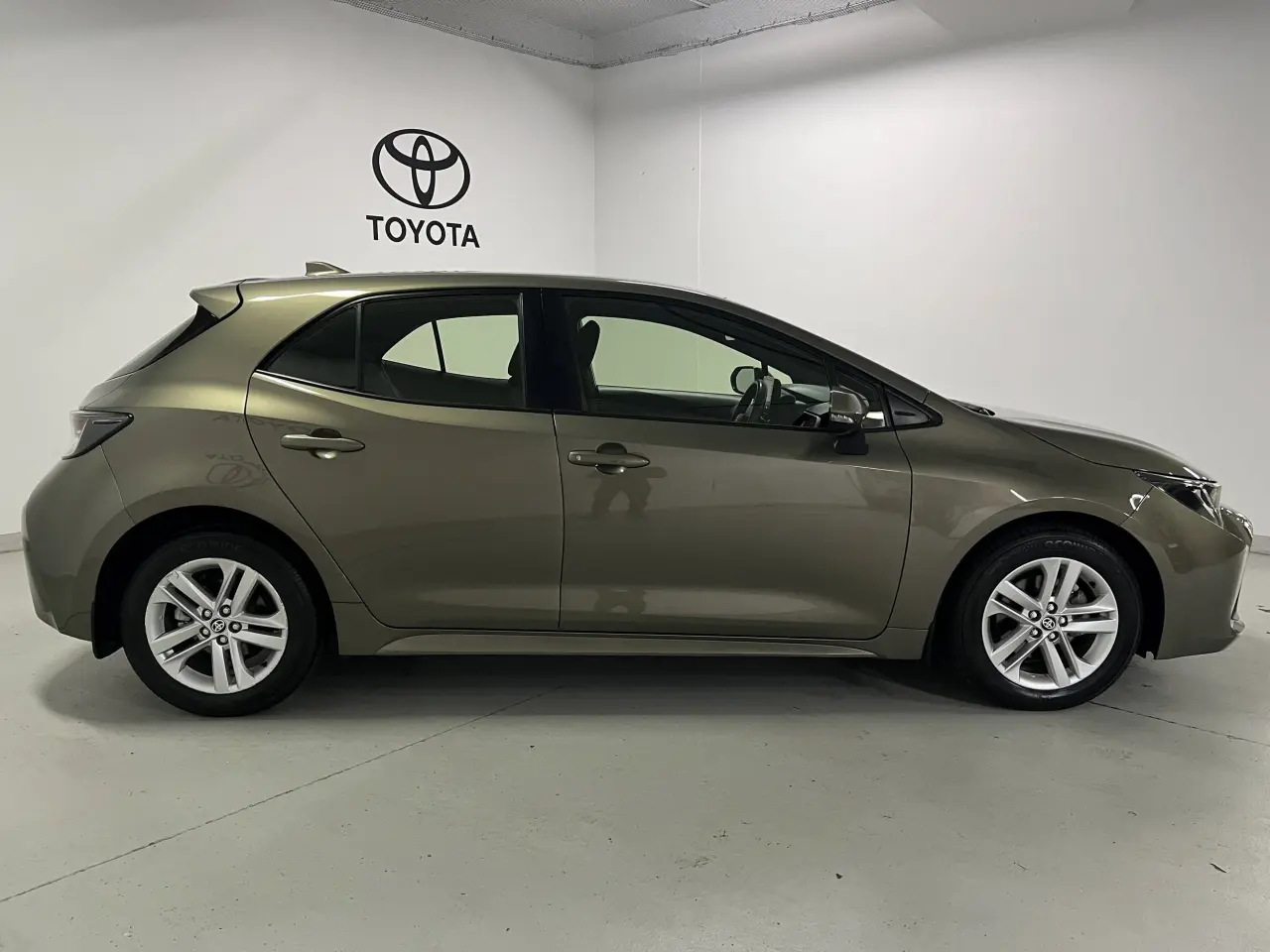2019 TOYOTA COROLLA Gallery Image 4
