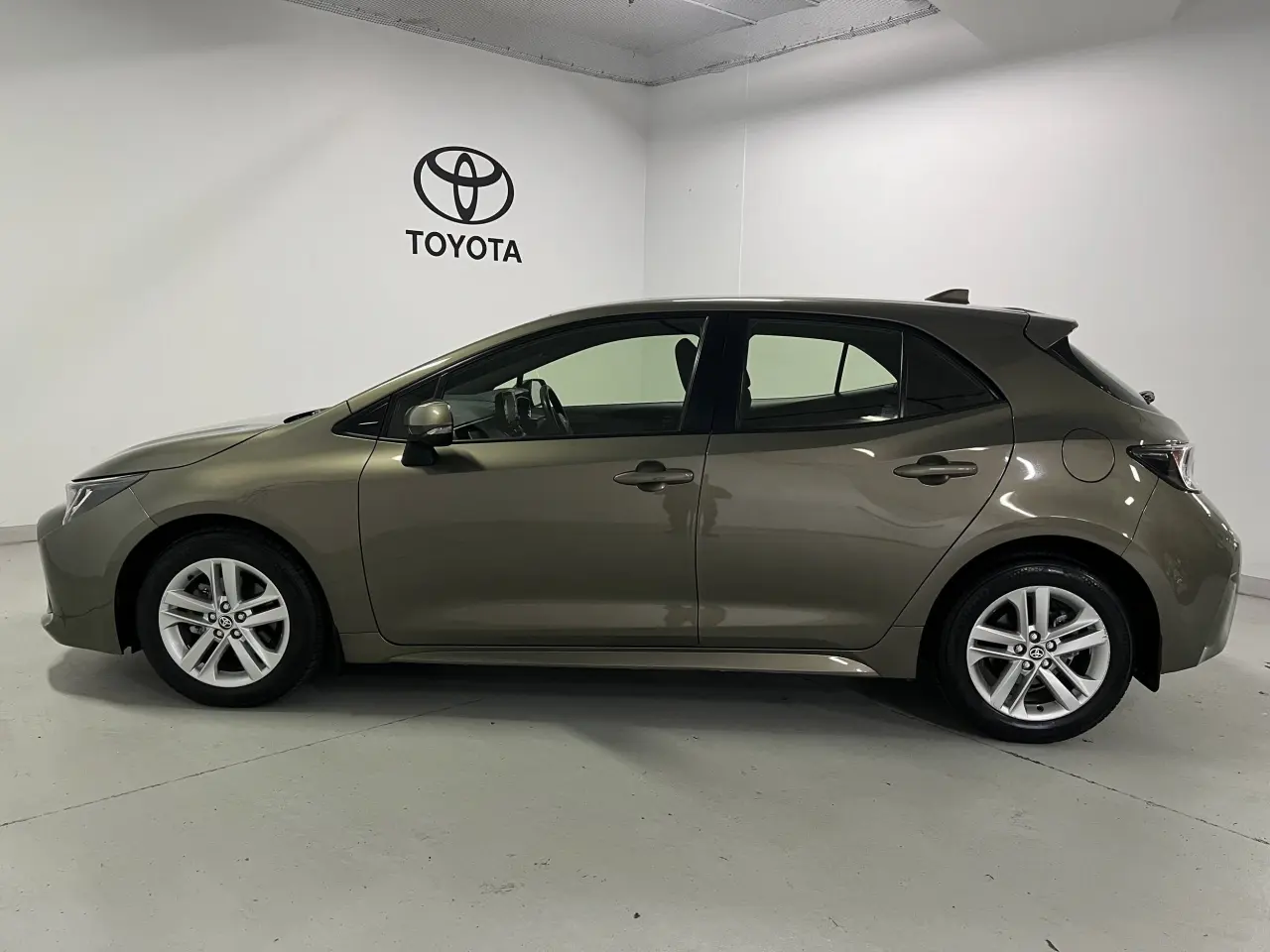 2019 TOYOTA COROLLA Gallery Image 9