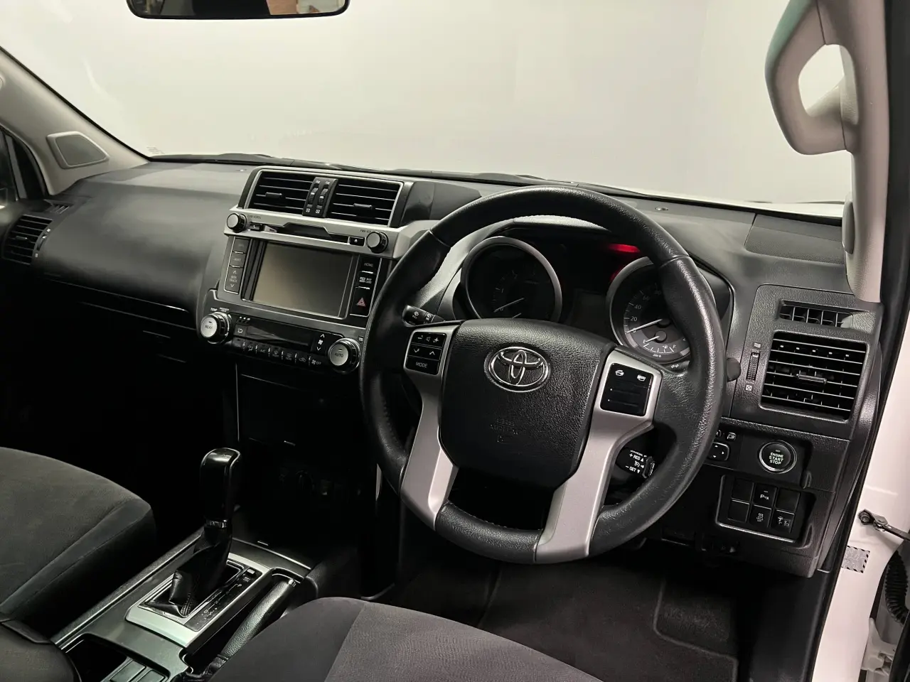 2017 TOYOTA LANDCRUISER Gallery Image 11