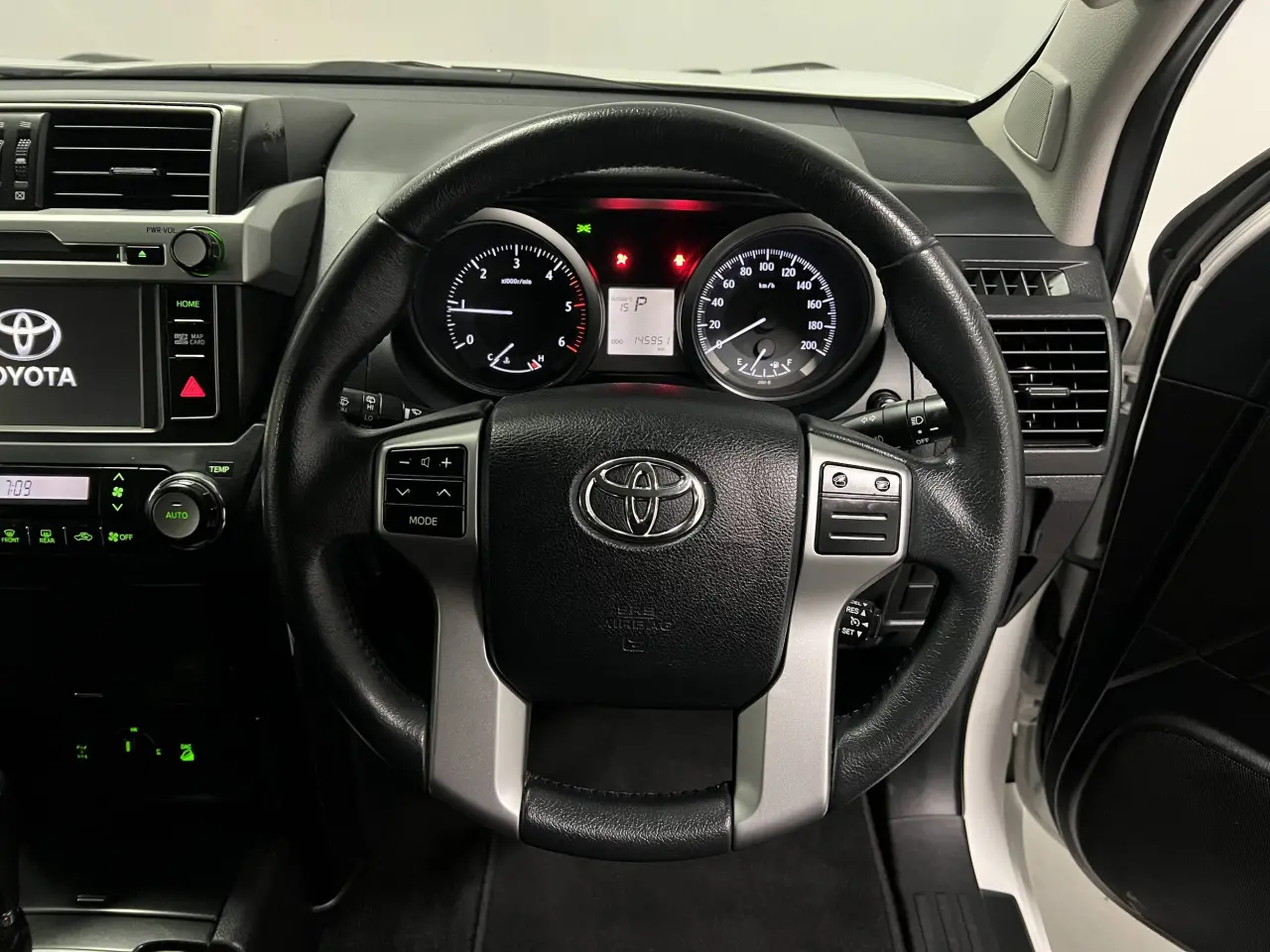 2017 TOYOTA LANDCRUISER Gallery Image 18