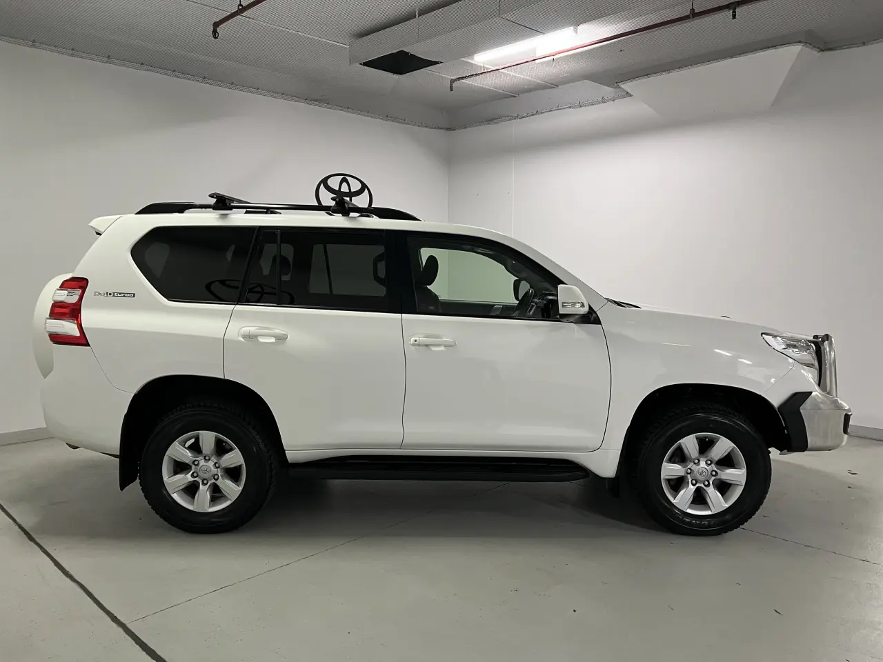 2017 TOYOTA LANDCRUISER Gallery Image 4