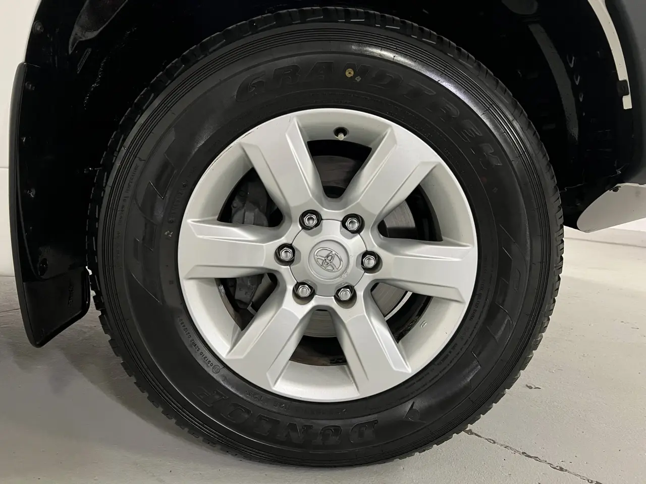 2017 TOYOTA LANDCRUISER Gallery Image 5
