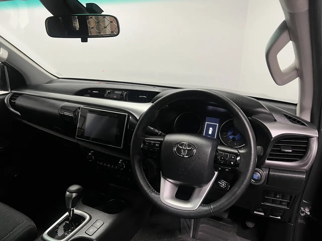 2020 TOYOTA HILUX Gallery Image 10