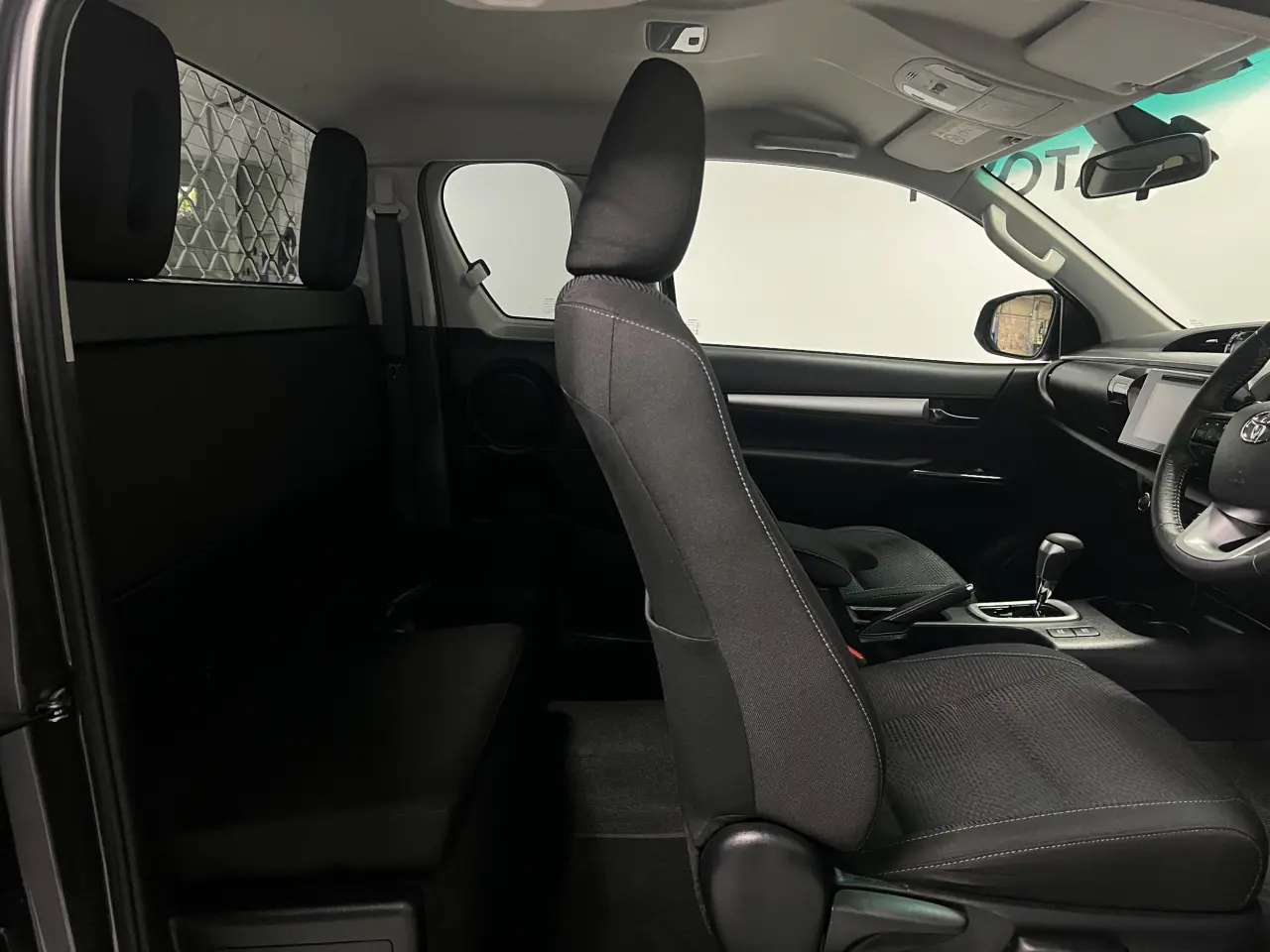 2020 TOYOTA HILUX Gallery Image 11