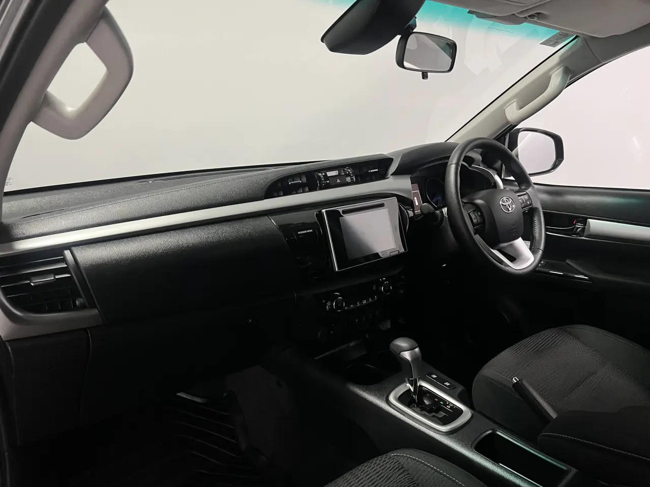 2020 TOYOTA HILUX Gallery Image 14
