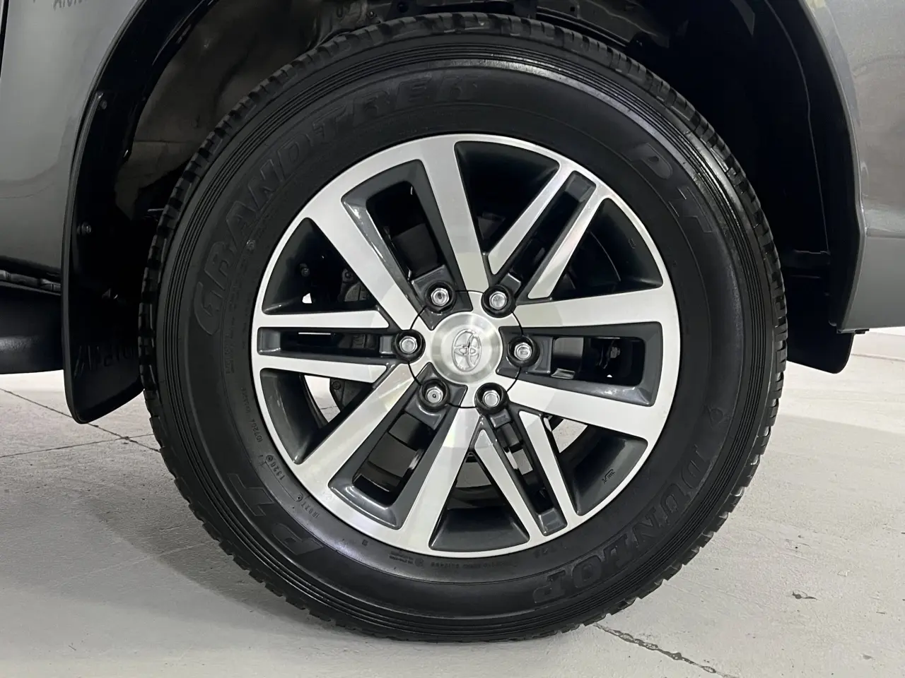 2020 TOYOTA HILUX Gallery Image 5