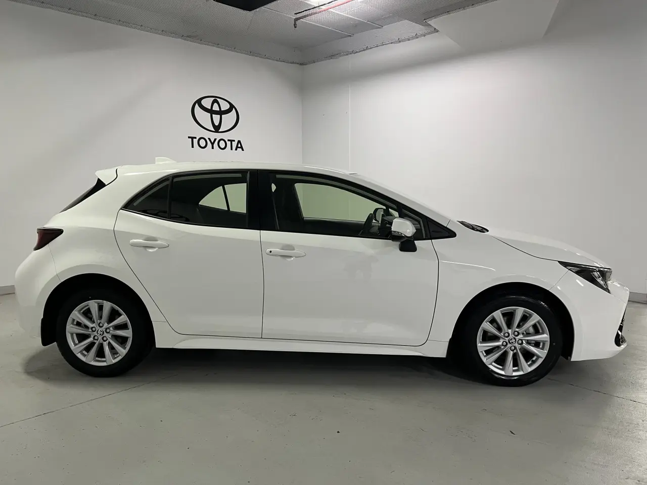 2024 TOYOTA COROLLA Gallery Image 4