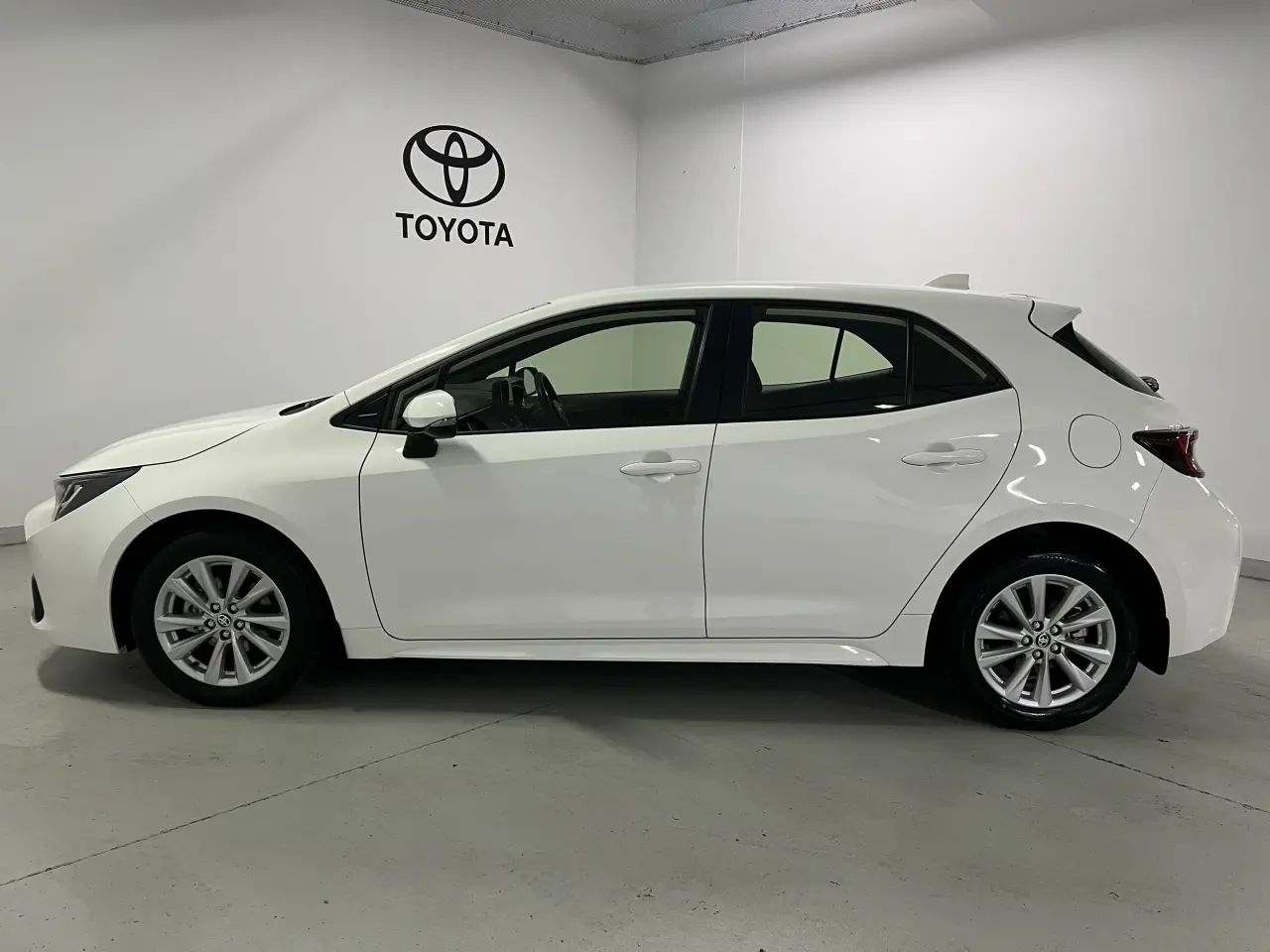 2024 TOYOTA COROLLA Gallery Image 9