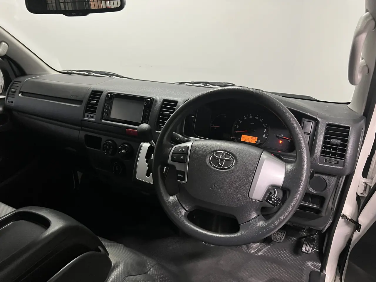 2018 TOYOTA HIACE Gallery Image 10