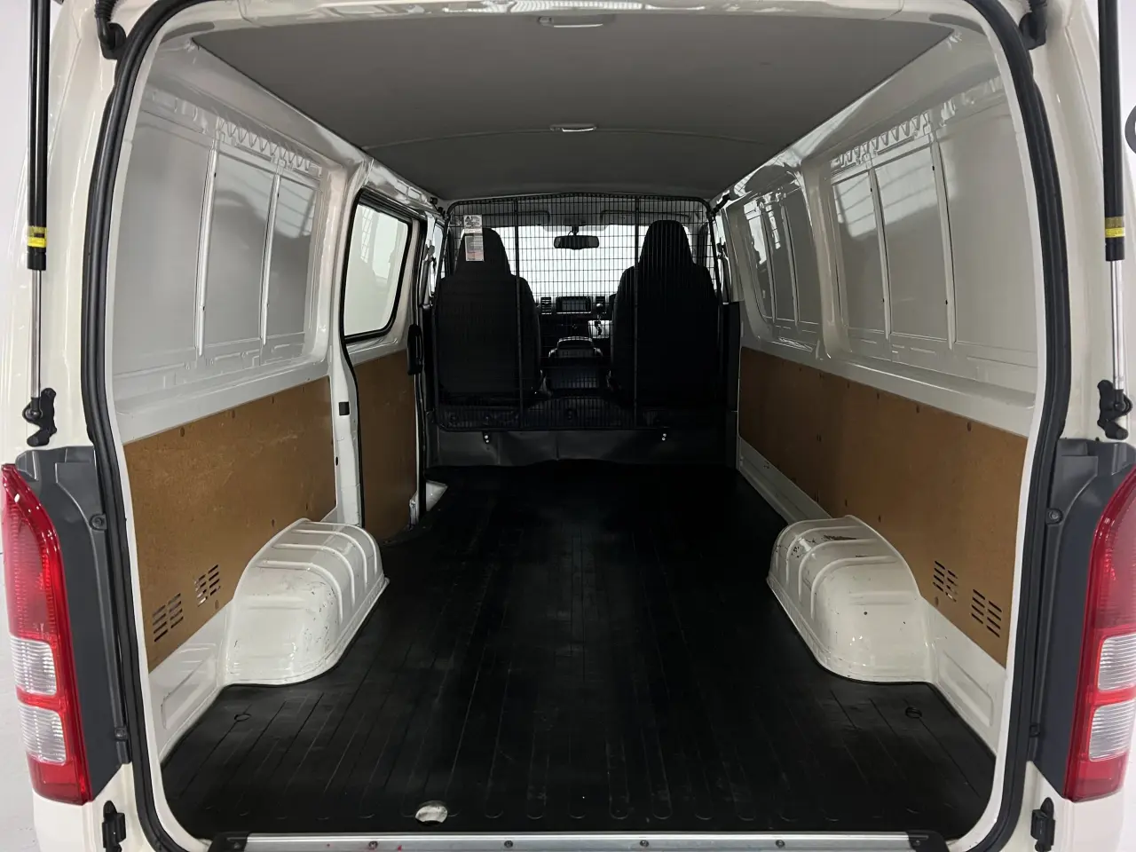 2018 TOYOTA HIACE Gallery Image 11