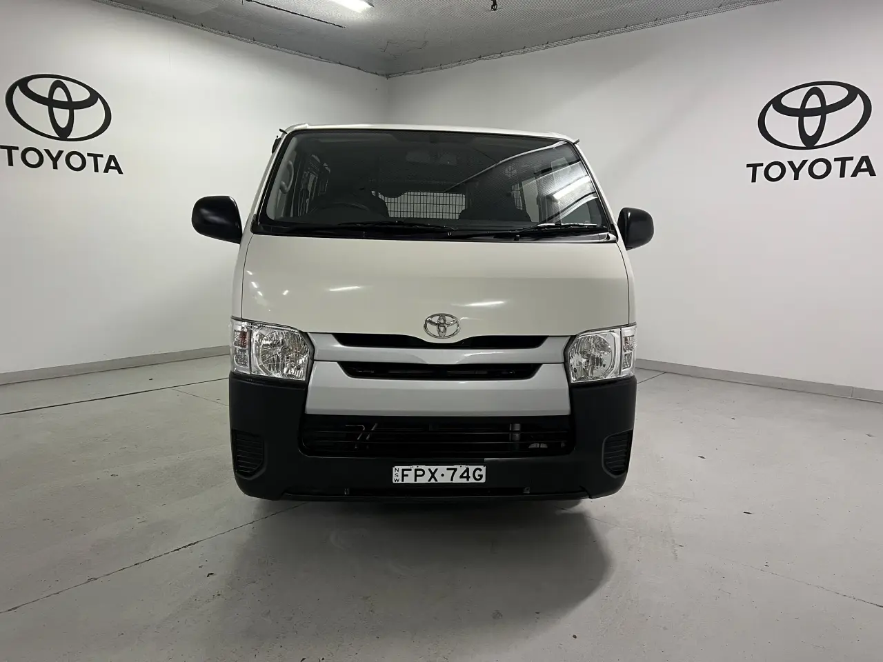 2018 TOYOTA HIACE Gallery Image 2