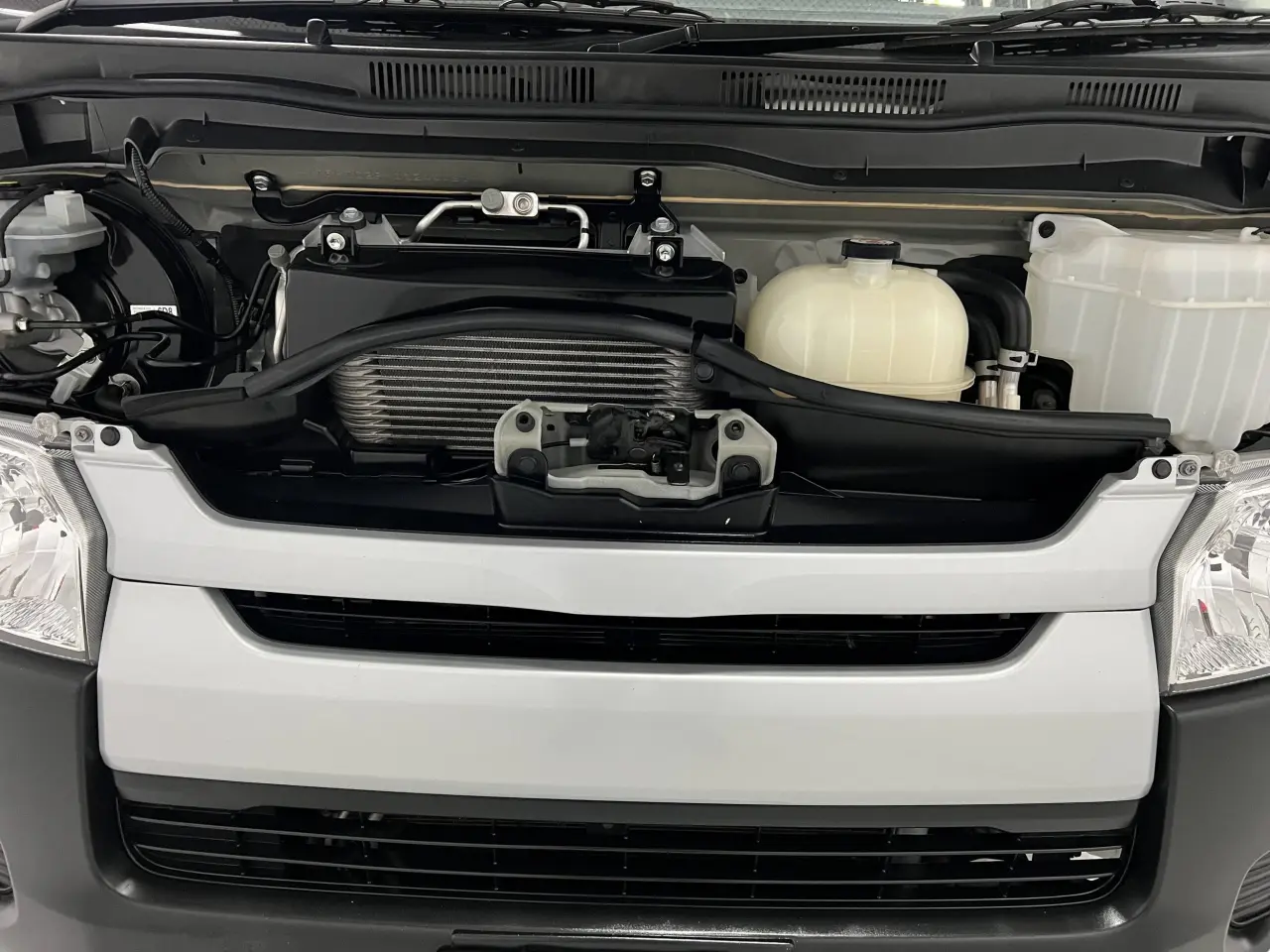 2018 TOYOTA HIACE Gallery Image 20