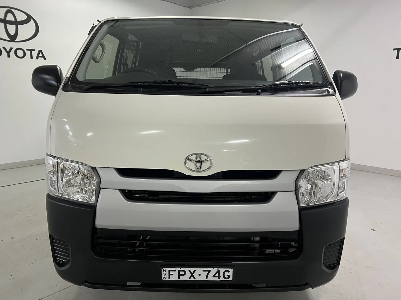 2018 TOYOTA HIACE Gallery Image 3