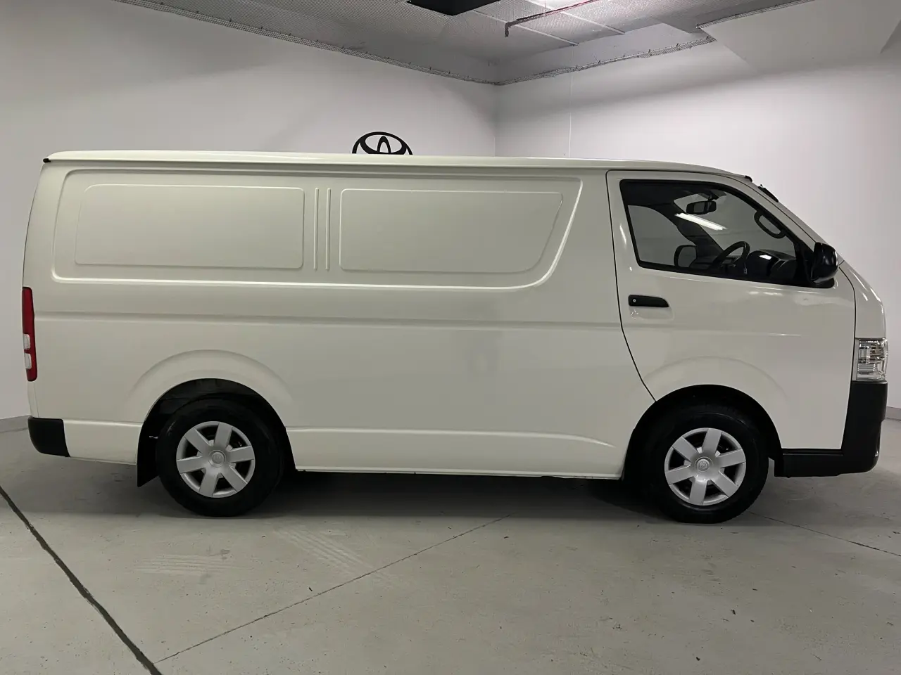 2018 TOYOTA HIACE Gallery Image 4