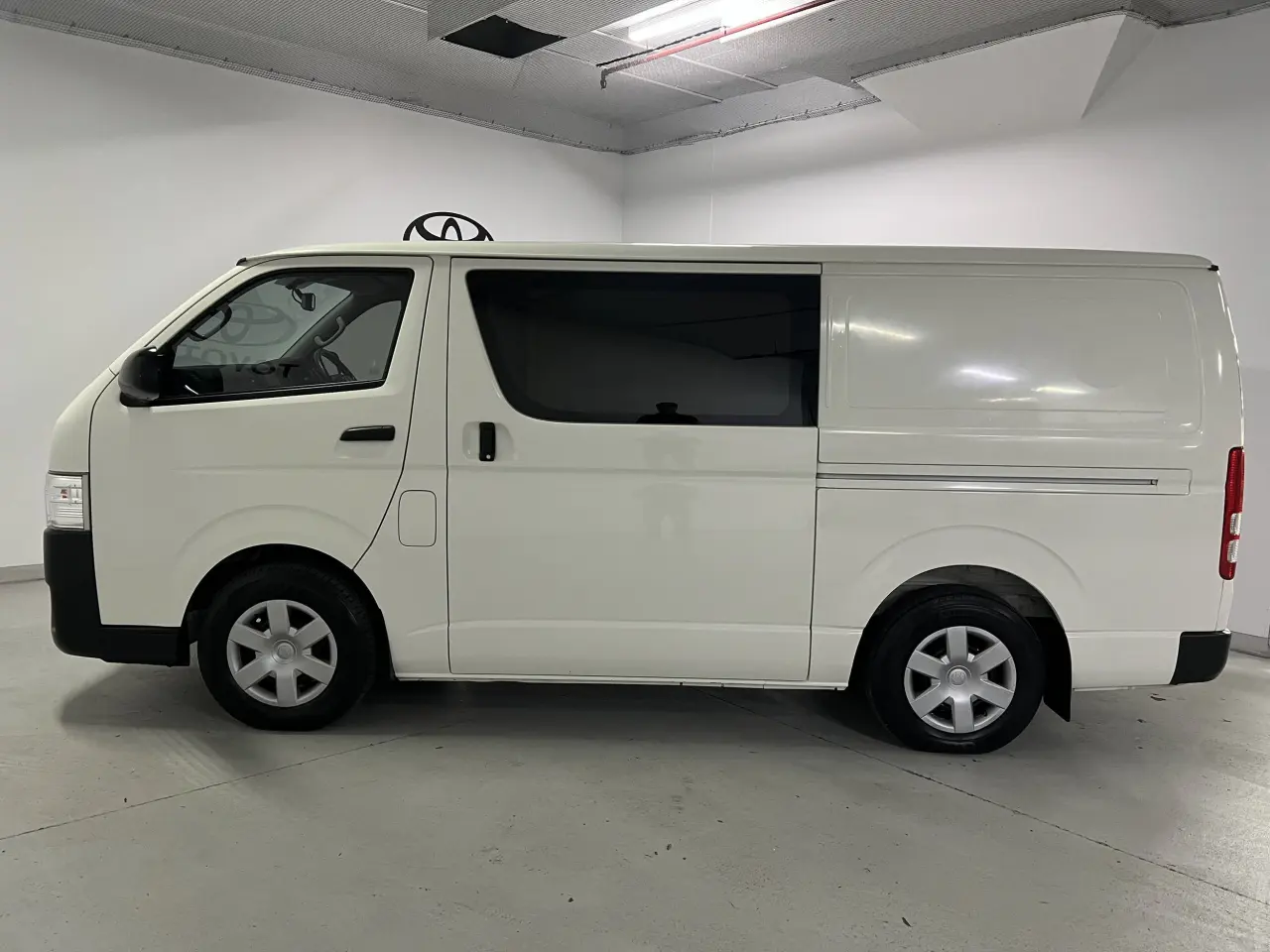 2018 TOYOTA HIACE Gallery Image 9