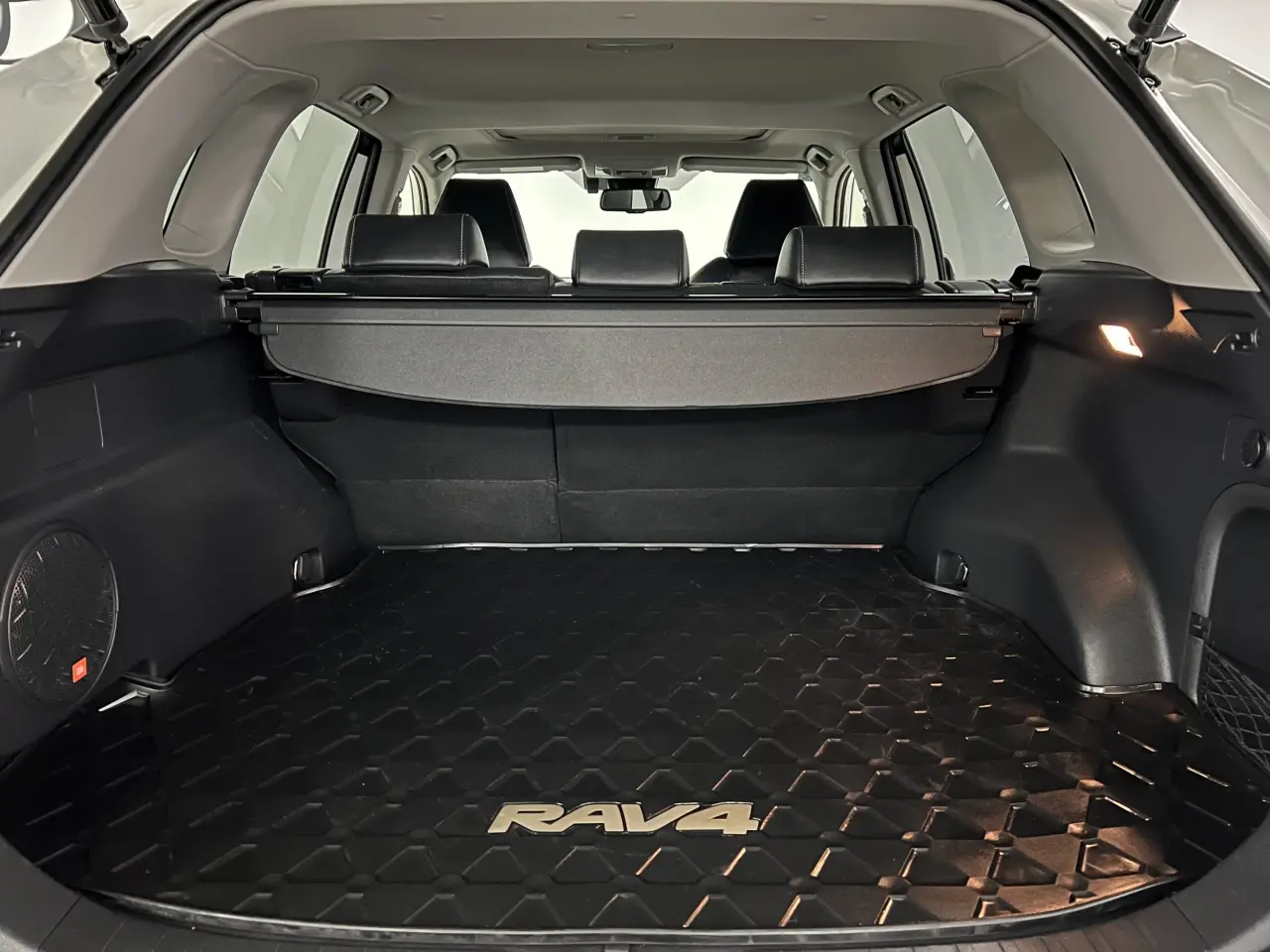 2019 TOYOTA RAV4 HYBRID Gallery Image 13
