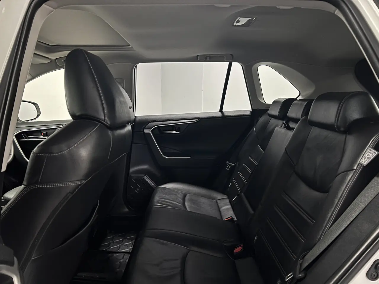 2019 TOYOTA RAV4 HYBRID Gallery Image 15