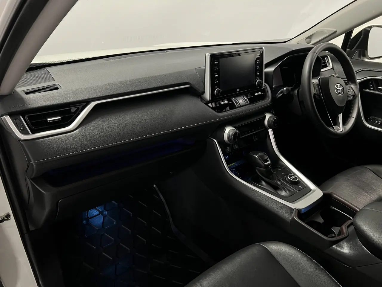 2019 TOYOTA RAV4 HYBRID Gallery Image 16