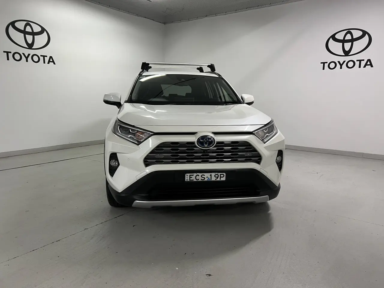 2019 TOYOTA RAV4 HYBRID Gallery Image 2