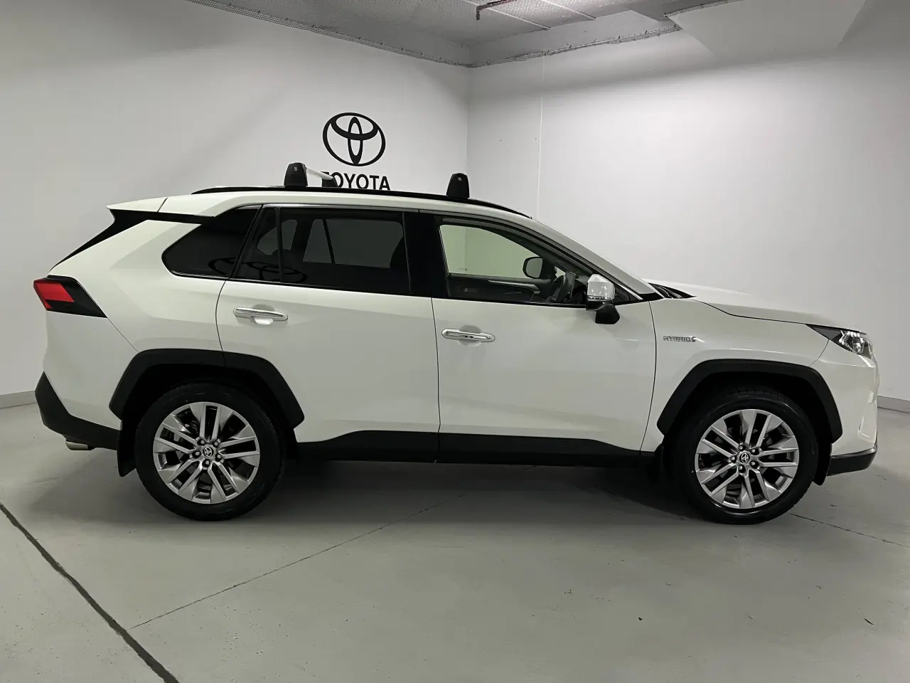 2019 TOYOTA RAV4 HYBRID Gallery Image 4