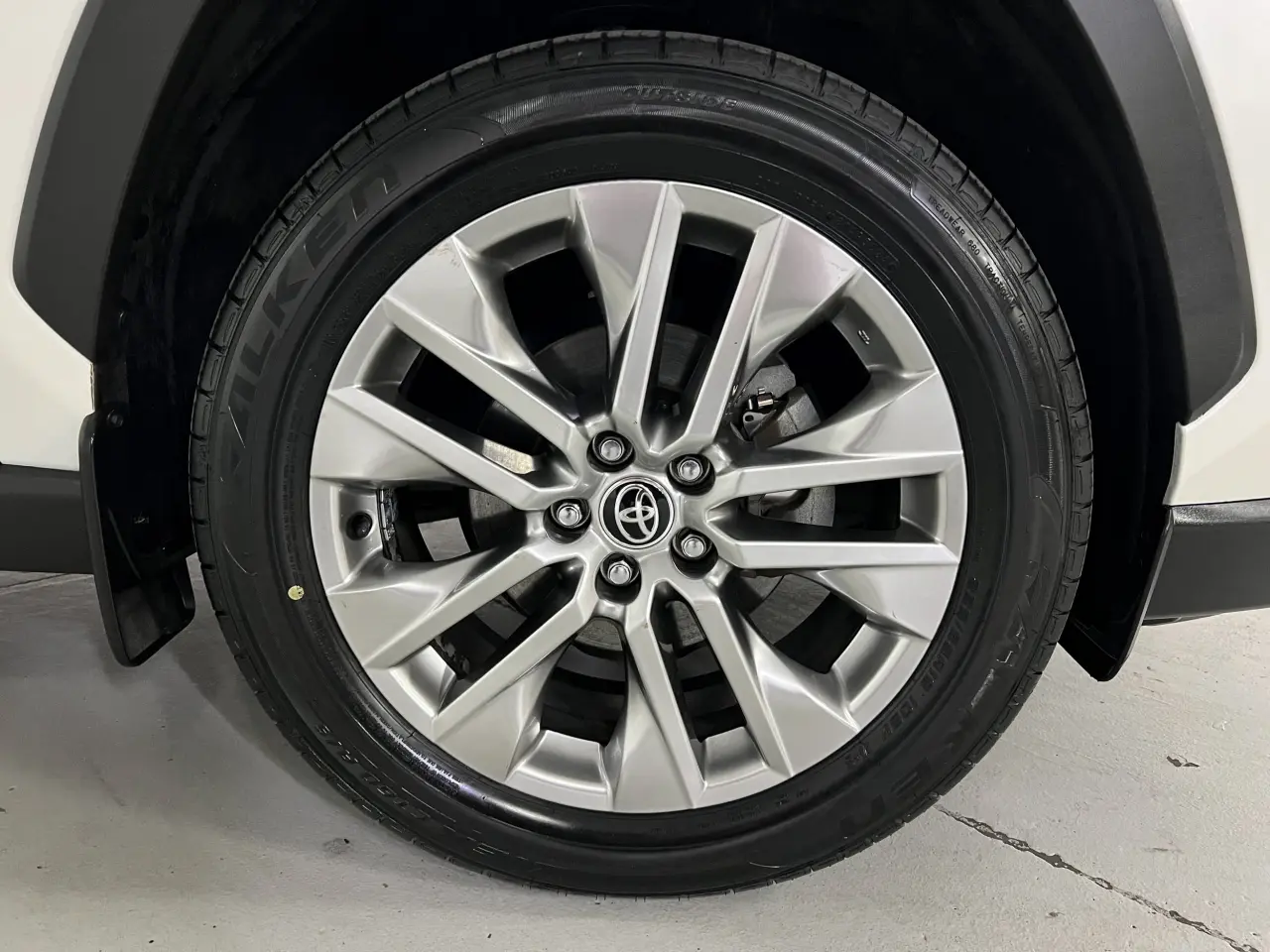 2019 TOYOTA RAV4 HYBRID Gallery Image 5