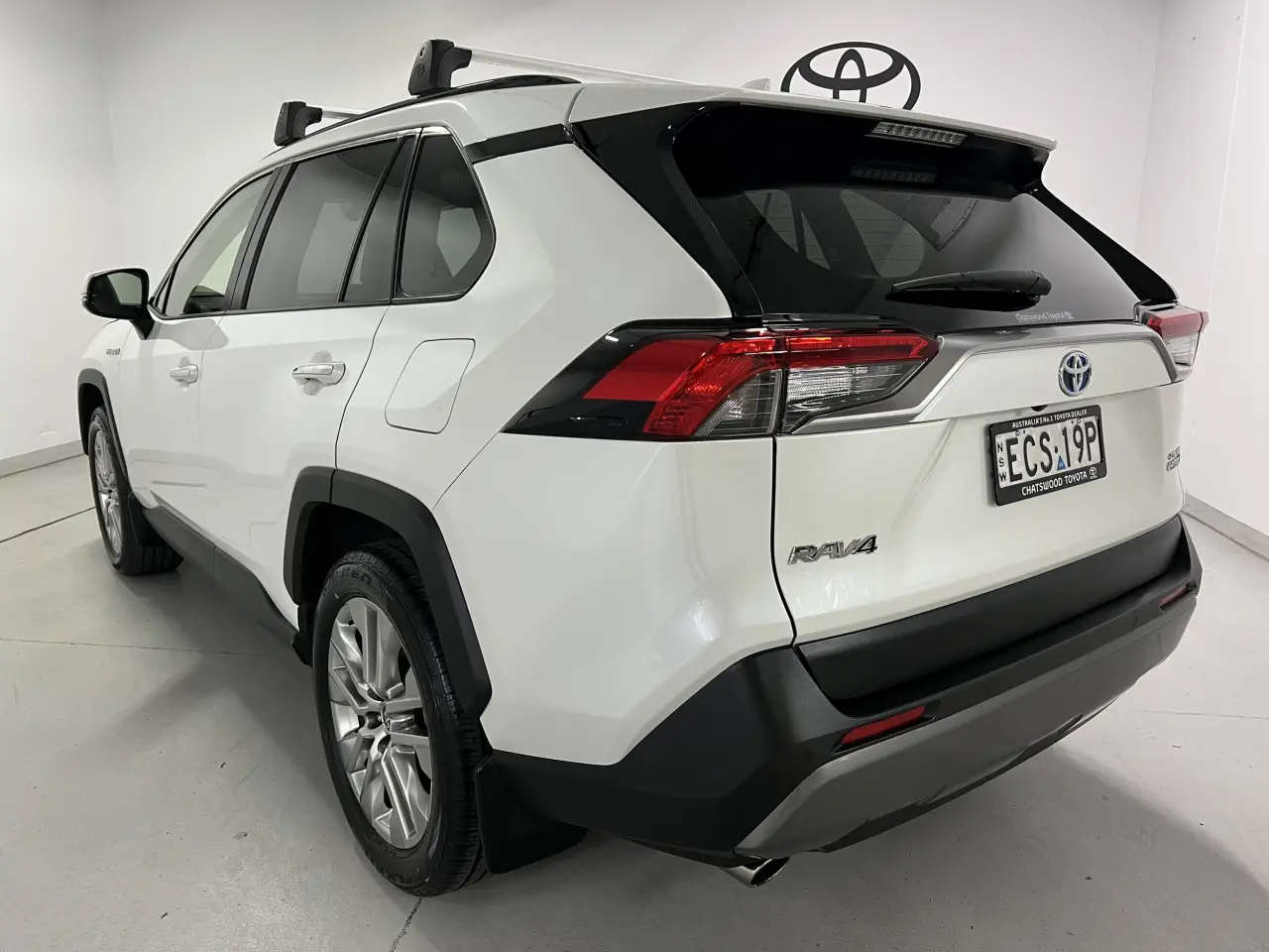 2019 TOYOTA RAV4 HYBRID Gallery Image 8