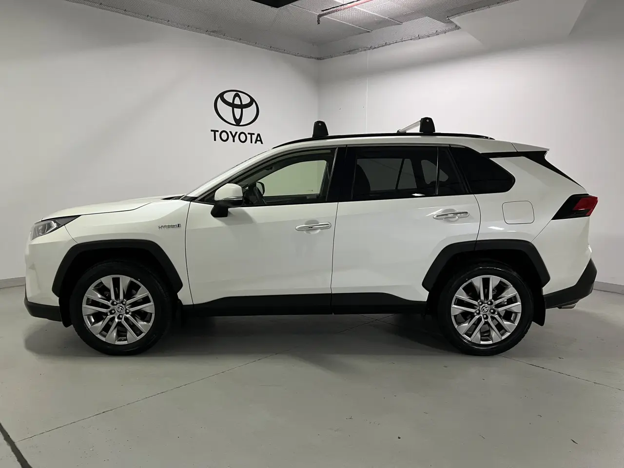 2019 TOYOTA RAV4 HYBRID Gallery Image 9