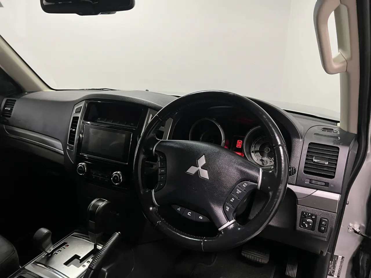 2020 MITSUBISHI PAJERO Gallery Image 11