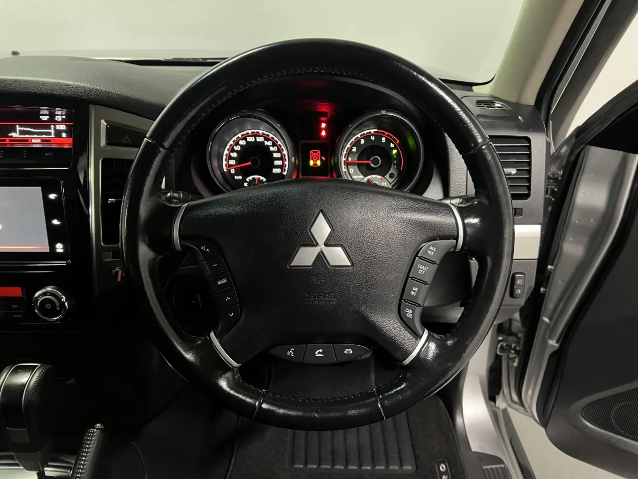 2020 MITSUBISHI PAJERO Gallery Image 18