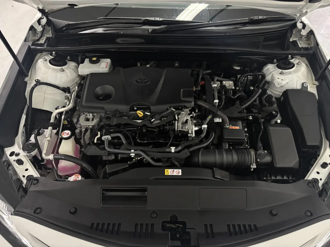 2019 TOYOTA CAMRY HYBRID Gallery Image 18
