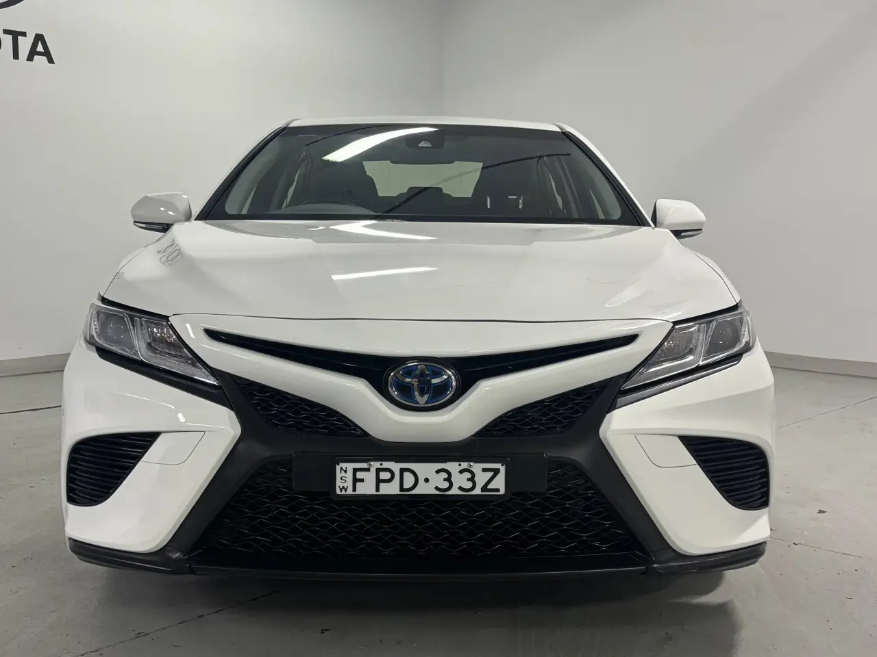 2019 TOYOTA CAMRY HYBRID Gallery Image 2