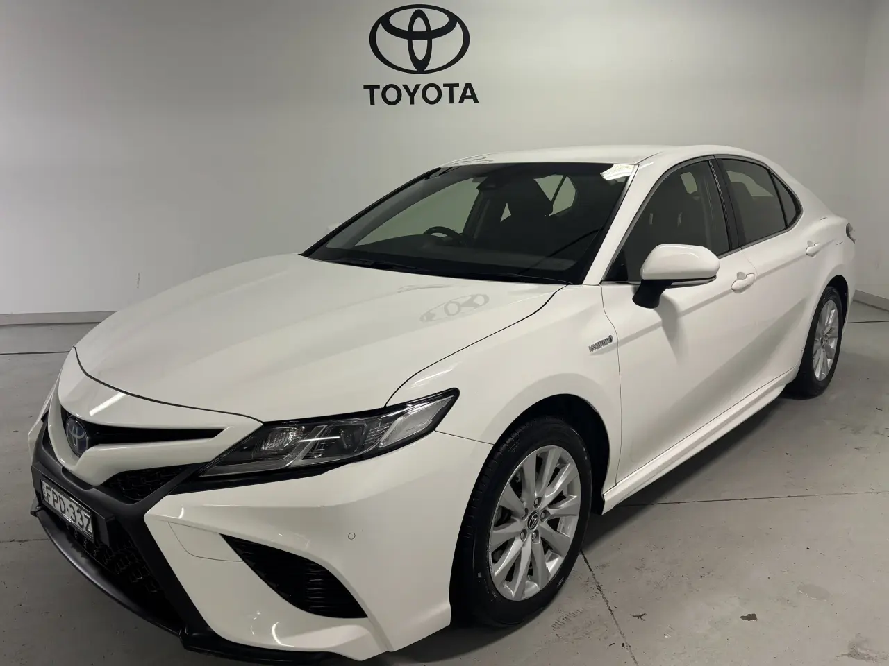 2019 TOYOTA CAMRY HYBRID Gallery Image 3