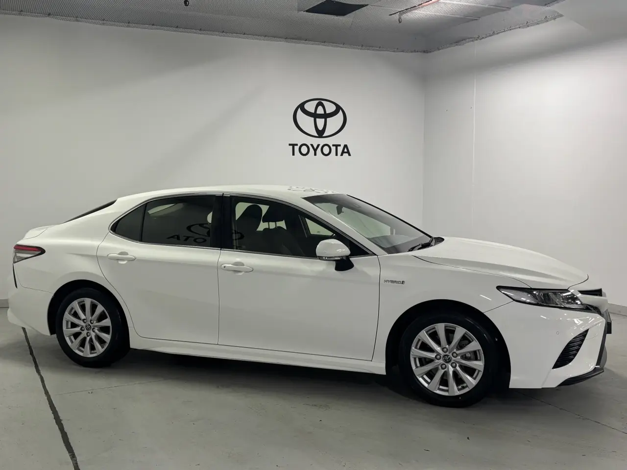2019 TOYOTA CAMRY HYBRID Gallery Image 4