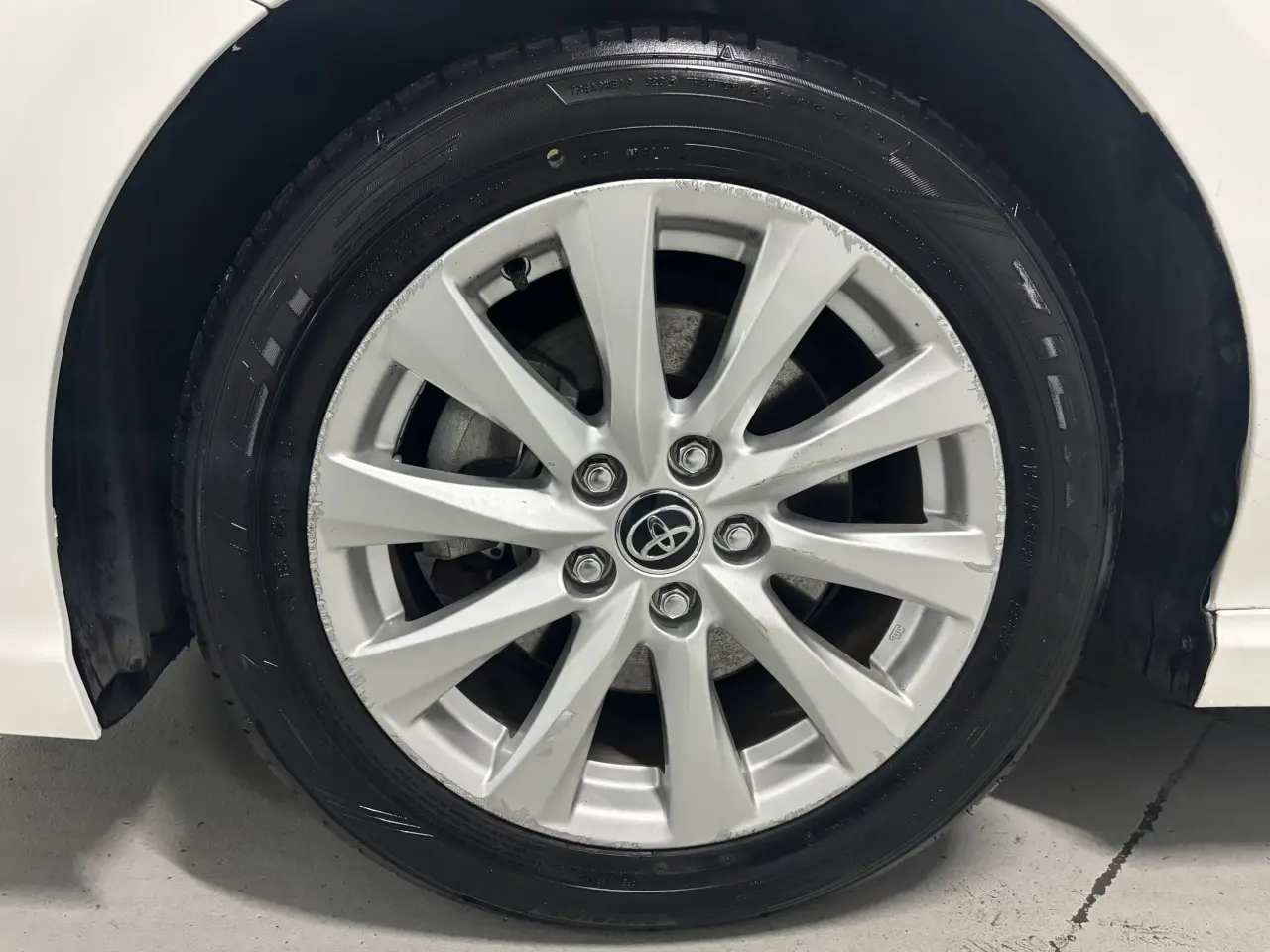 2019 TOYOTA CAMRY HYBRID Gallery Image 5