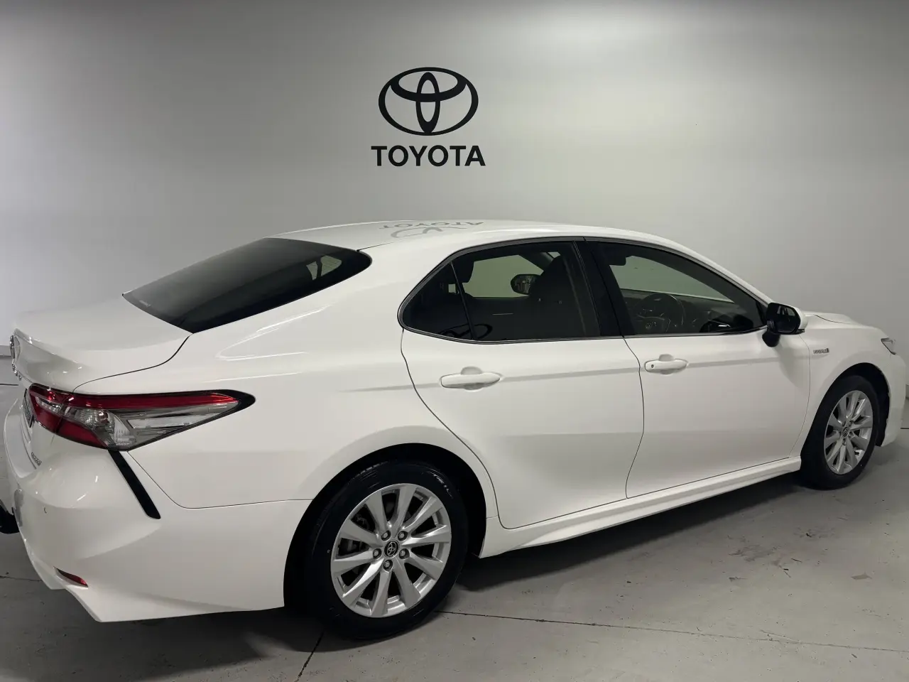 2019 TOYOTA CAMRY HYBRID Gallery Image 8