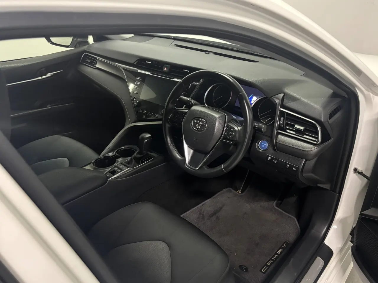 2019 TOYOTA CAMRY HYBRID Gallery Image 9