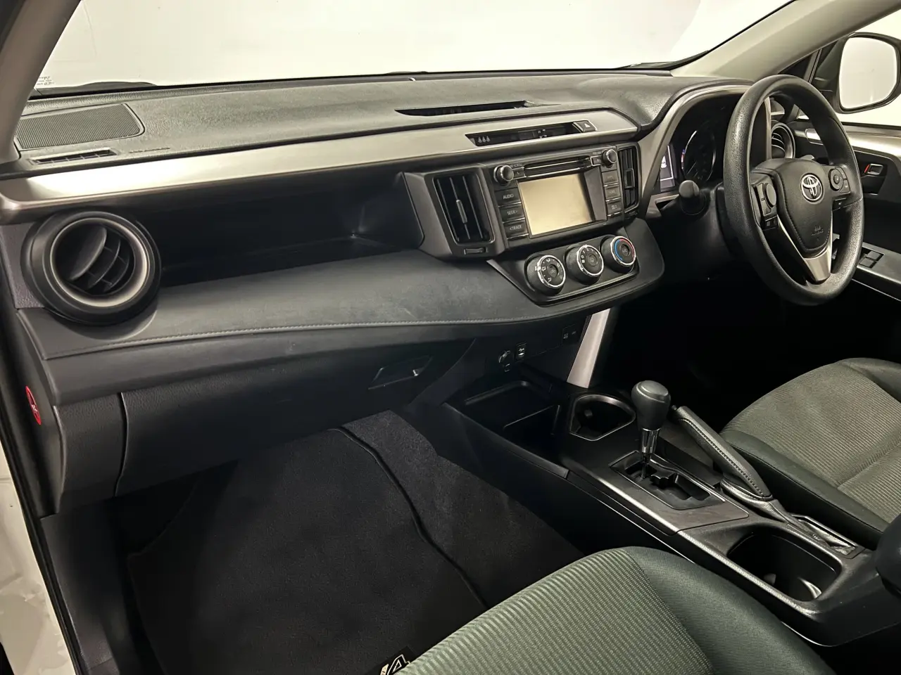 2018 TOYOTA RAV4 Gallery Image 14