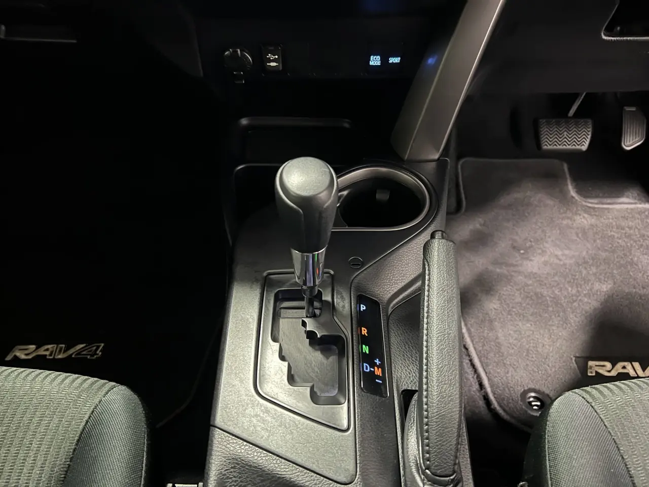 2018 TOYOTA RAV4 Gallery Image 19