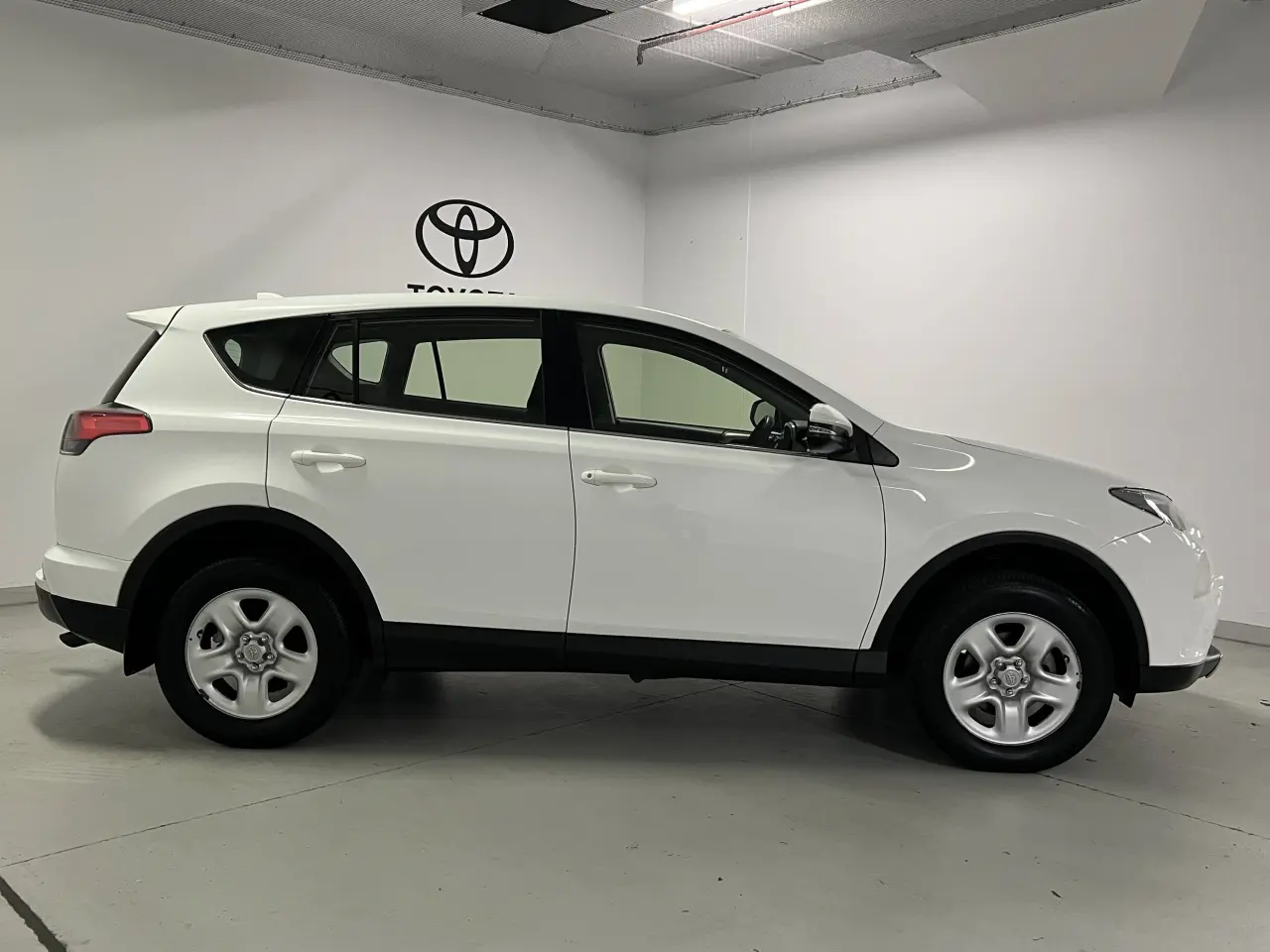 2018 TOYOTA RAV4 Gallery Image 4