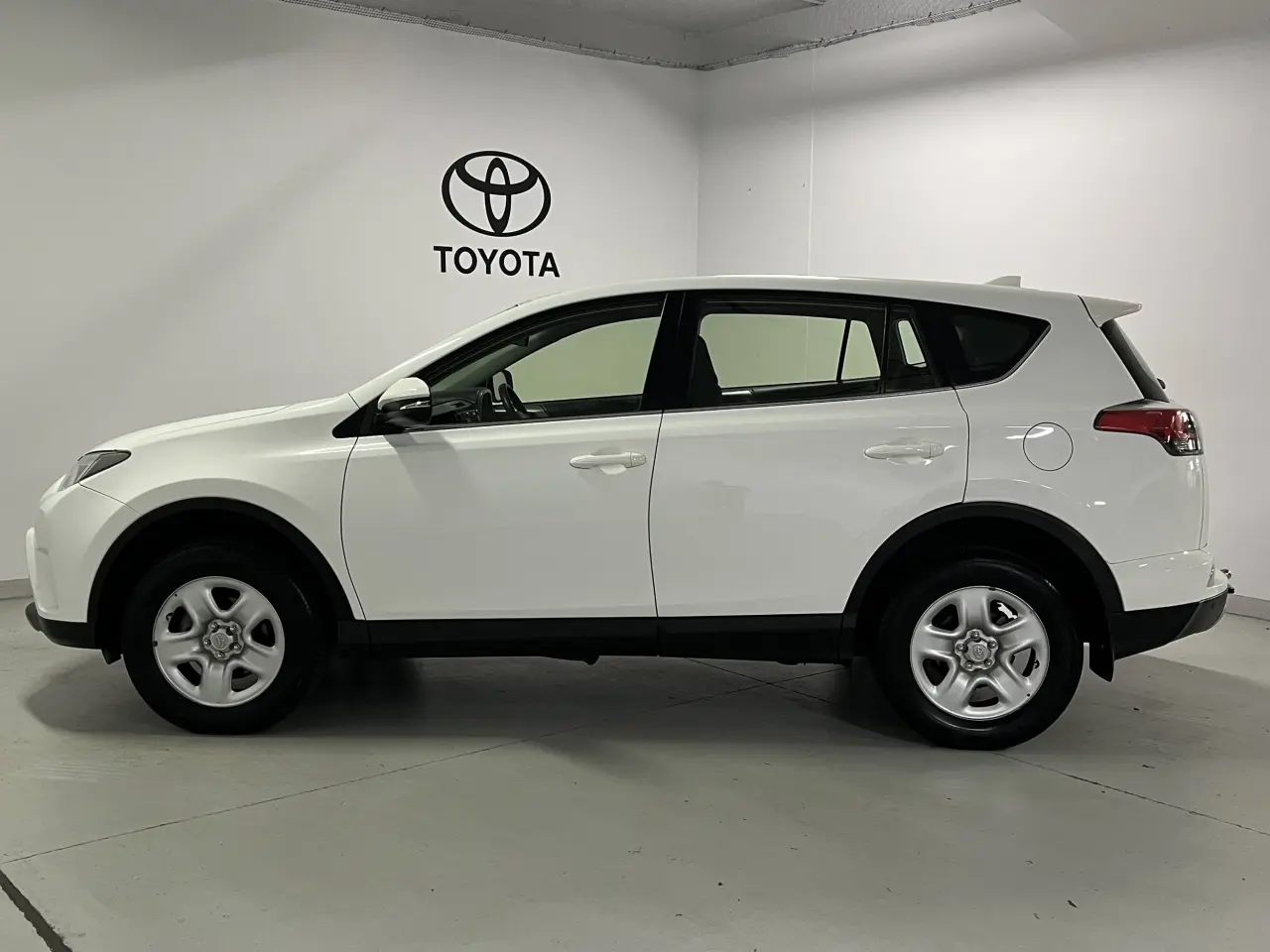 2018 TOYOTA RAV4 Gallery Image 8